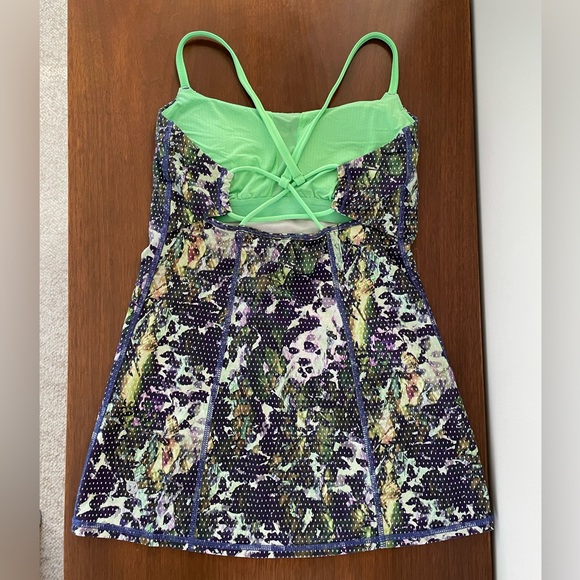 Lululemon Dancing Warrior Tank in Floral Sport White Multi/Pistachio in Size 4 - Picture 4 of 6